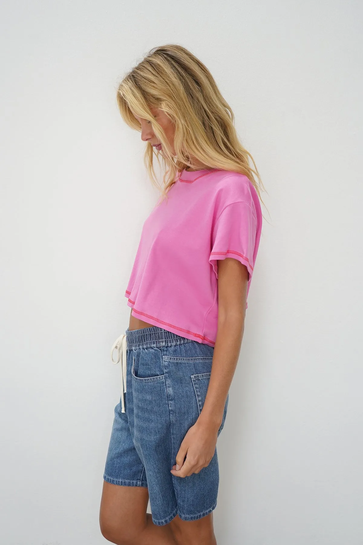 Leni Cropped Tee - Bright Pink Comfy All-Day Heather Texture Finish