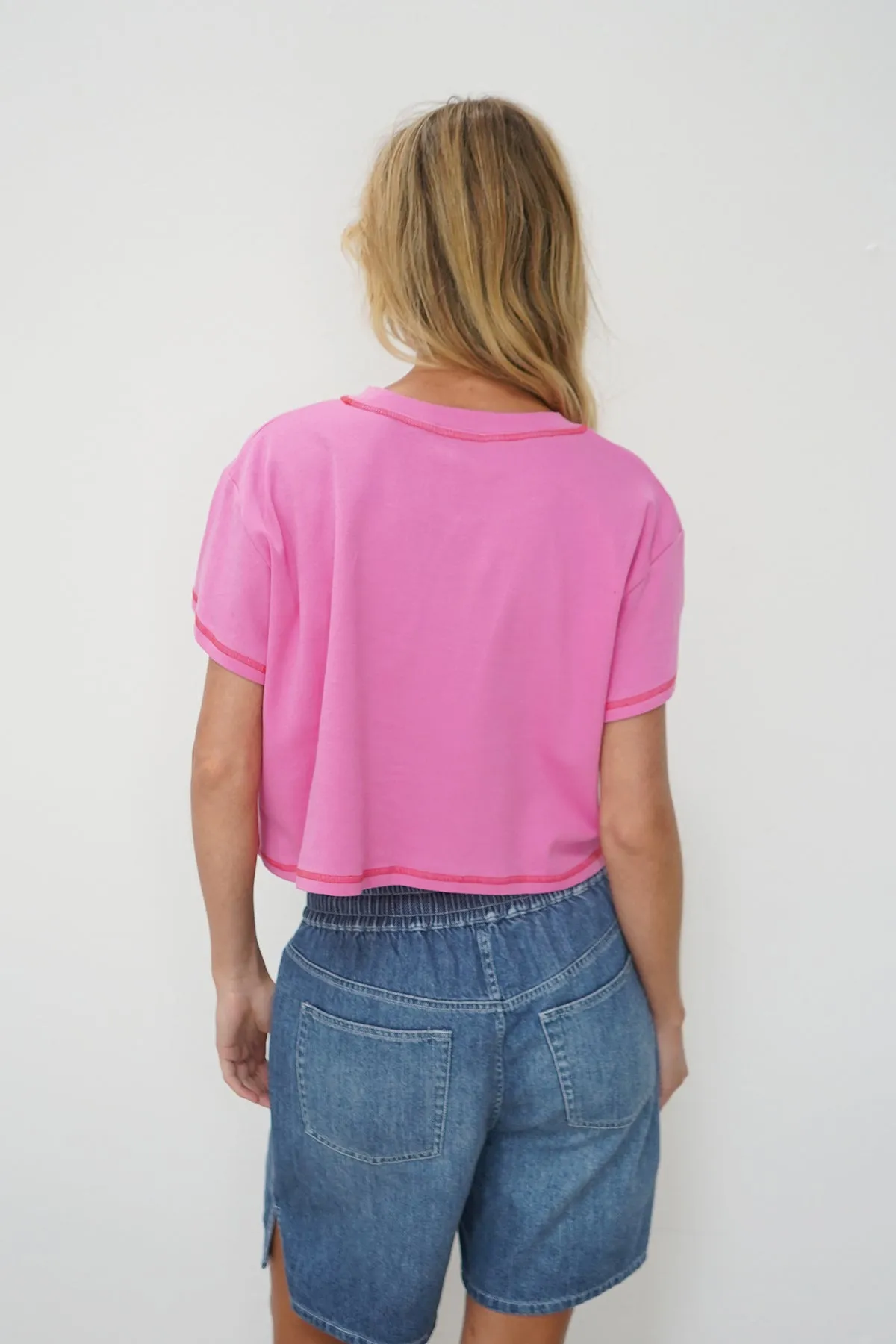 Leni Cropped Tee - Bright Pink Yoga flexibility