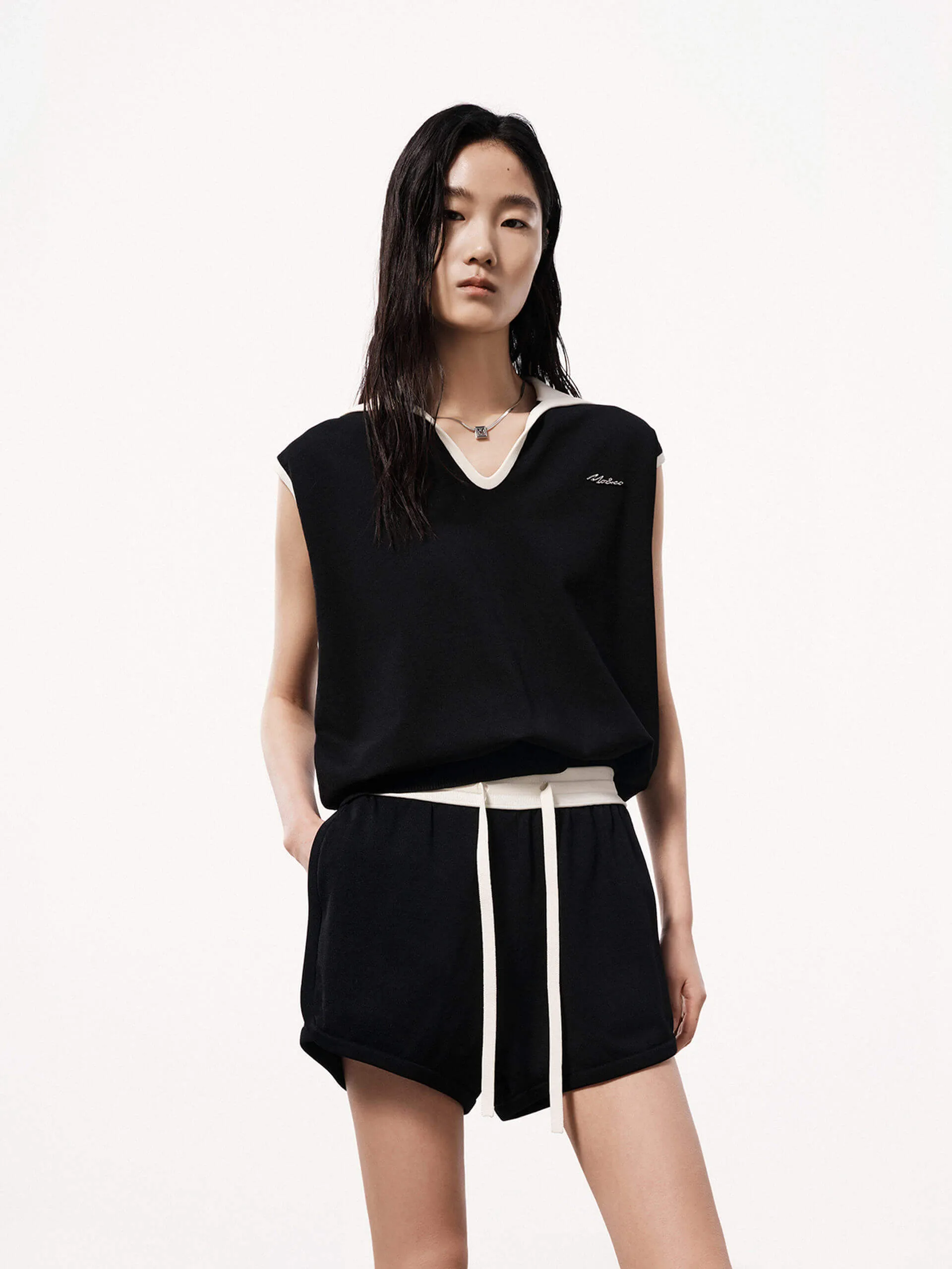 Contrast Collar Sleeveless Top Sleek Performance Fit Layered Fashion