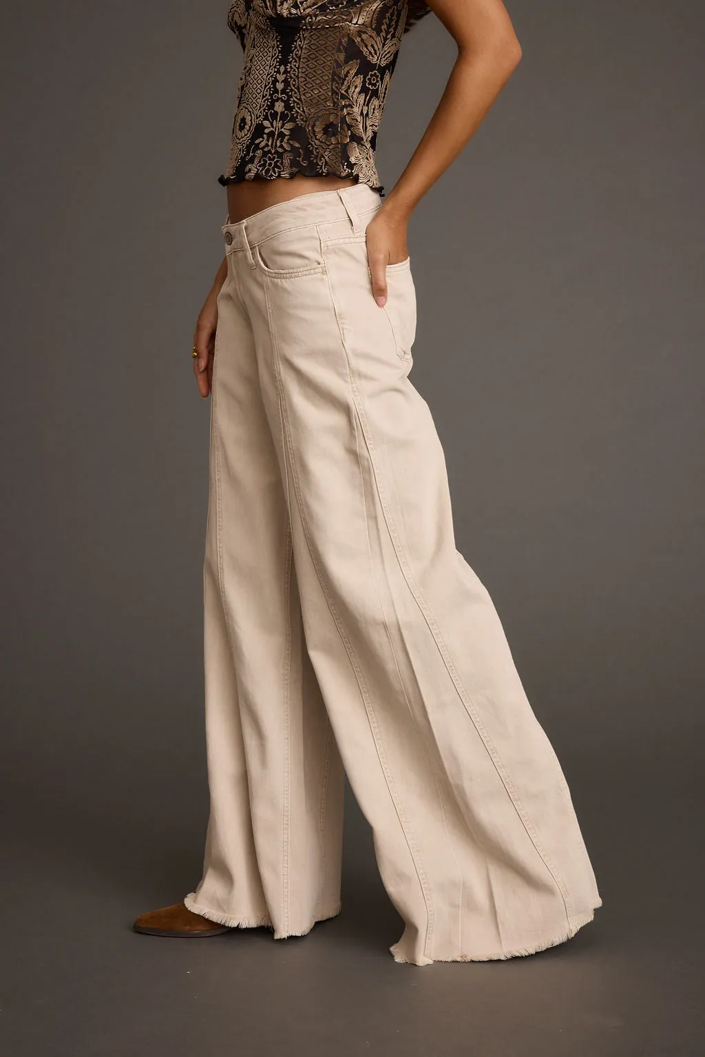 Sierra Beige Low Rise Wide Leg Jean Weekend Style Autumn Days Outdoor Enthusiast Streetwear Fan