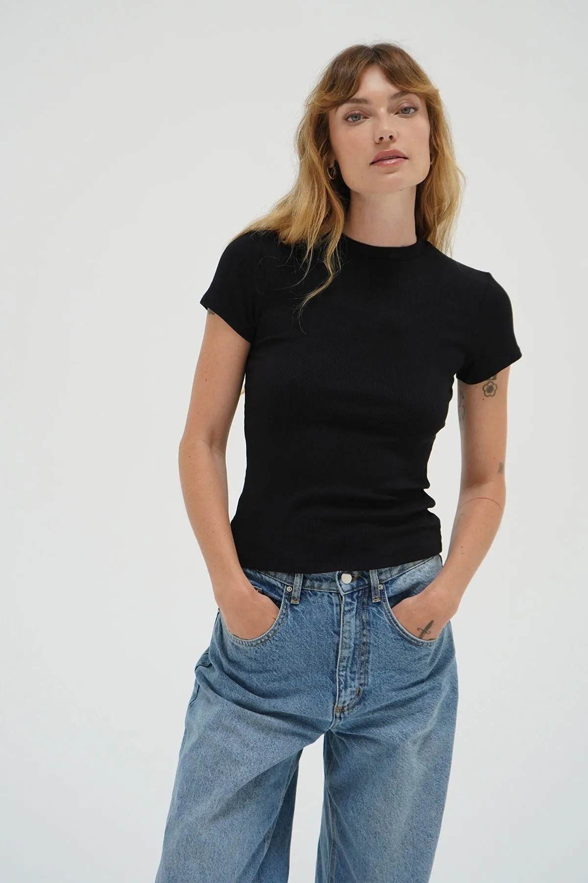 Travel Trend Look Essential Wear Fitted Ribbed Crew Tee - Black