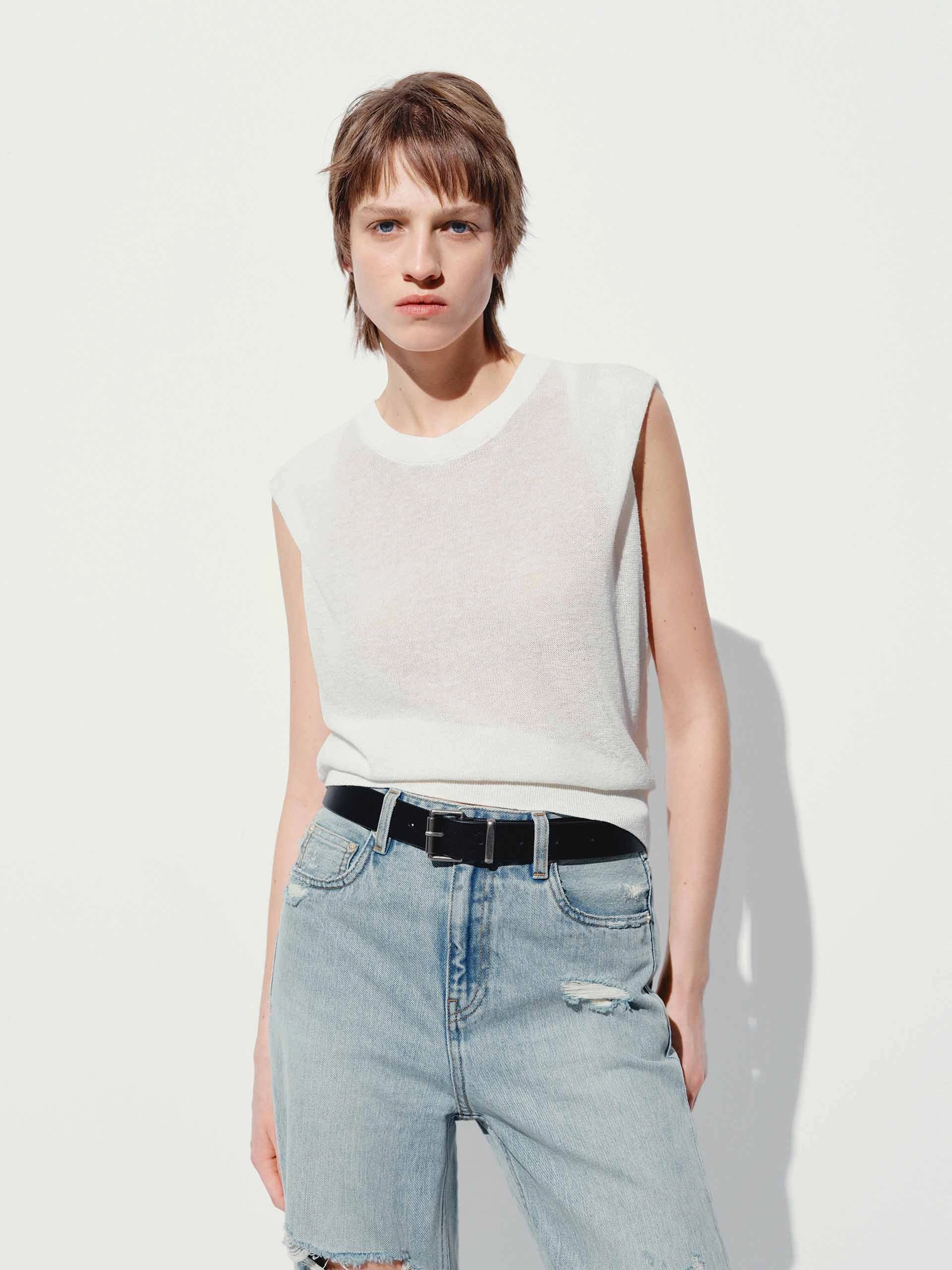 Thermo Regulating Fibers simple design Round Neck Sleeveless Top