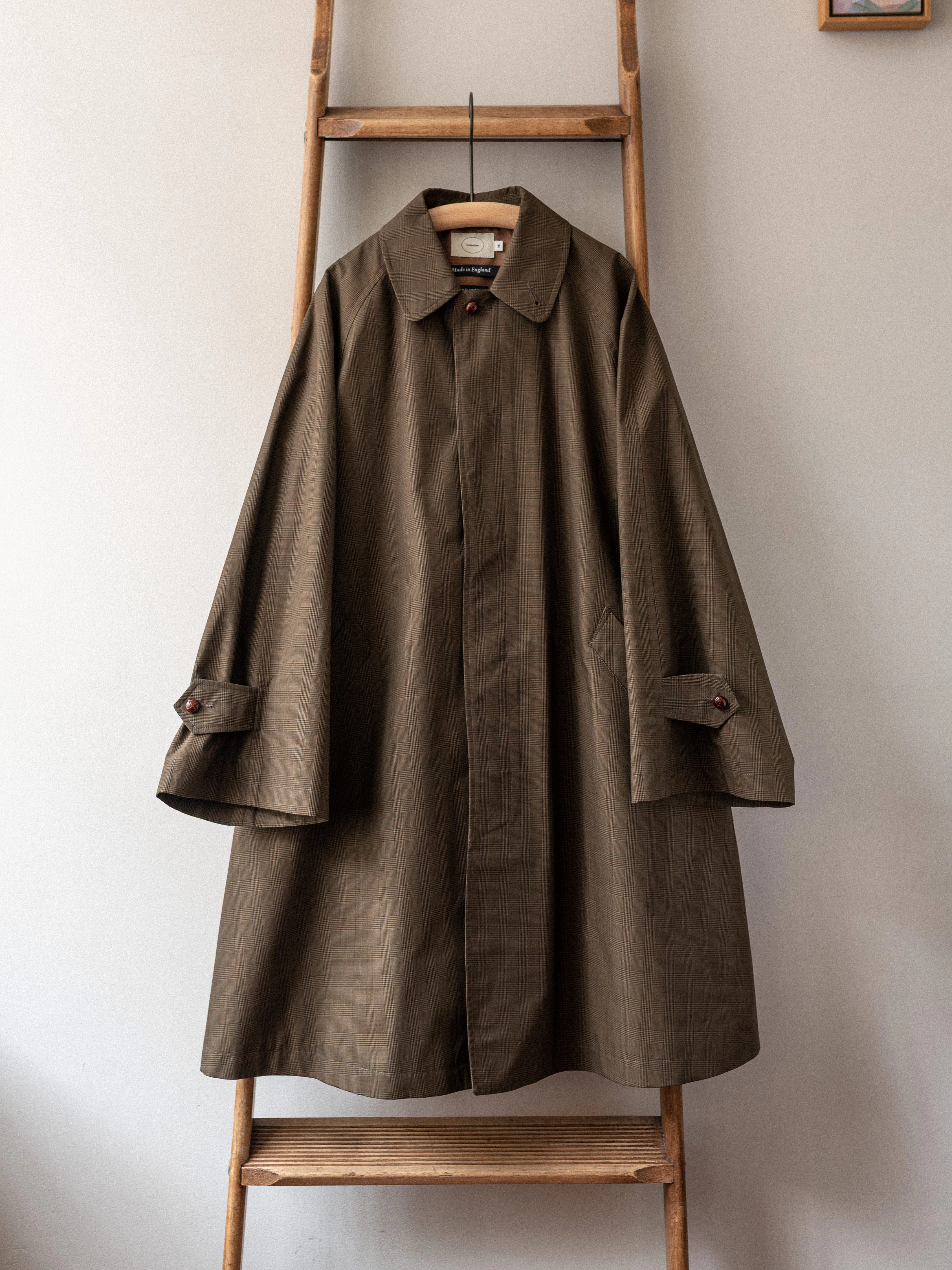 Articulated Knees ErgonomicCut Wax Cotton A-Line Balmacaan Coat / Beige